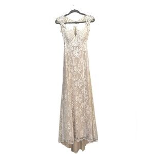 Destination Romance sweetheart neckline w/ sheath silhouette
Color: Ivory